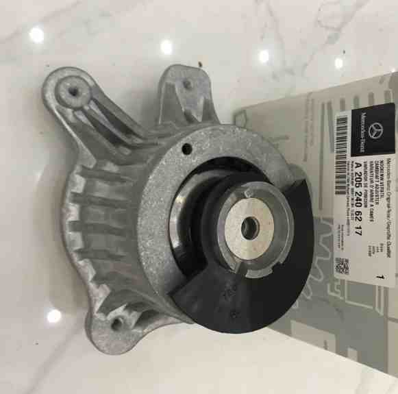 Cao su chân máy xe Mercedes C Class W205