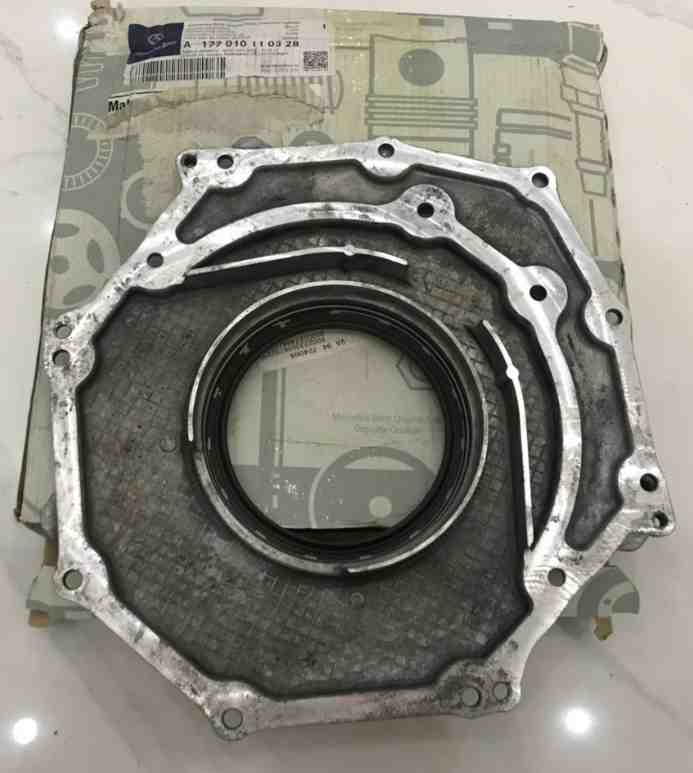 PHỚT ĐUÔI TRỤC CƠ MERCEDES W205 AMG C 63.